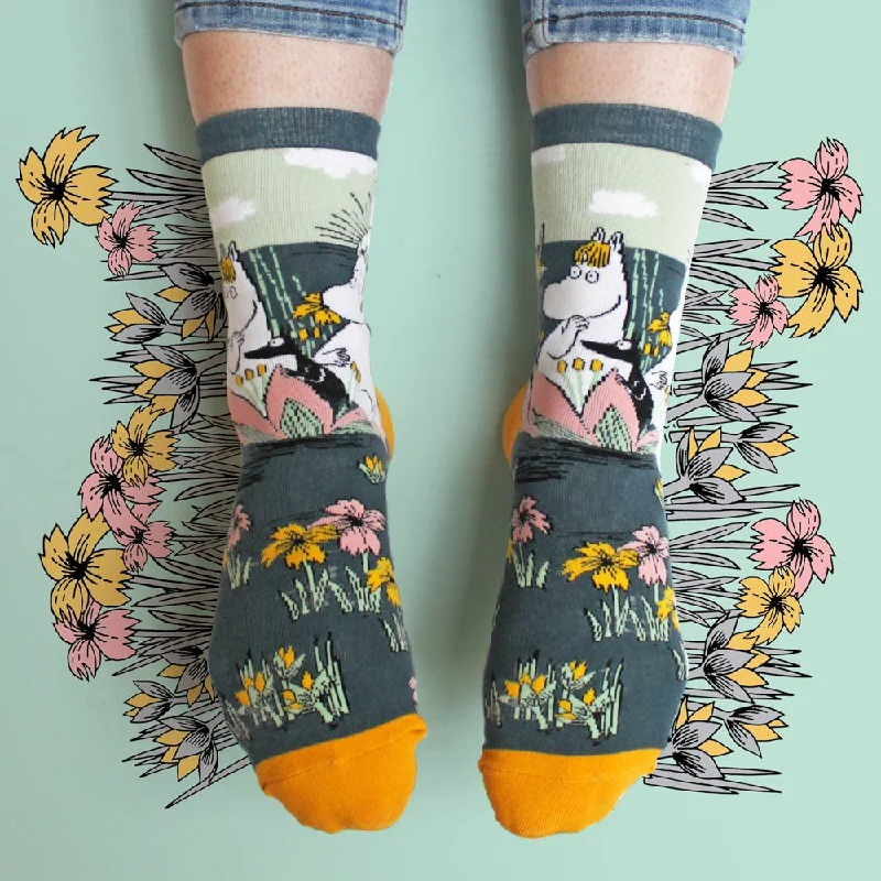 Minimalist black crew socks for versatility-Moomin Socks Lotus