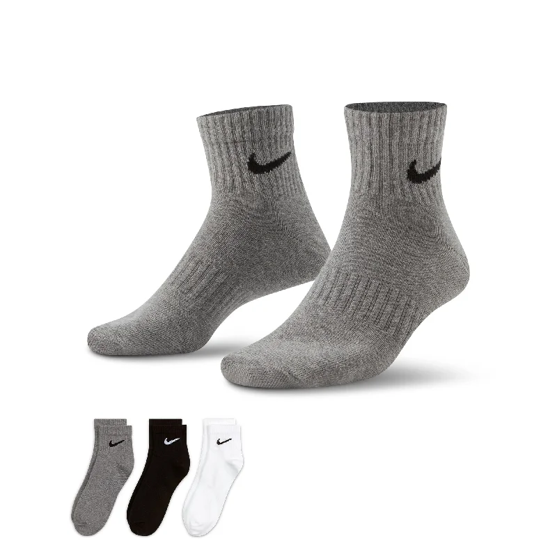 Minimalist white crew socks for gym-Nike Everyday Lightweight Training Ankle Socks (3 Pairs)