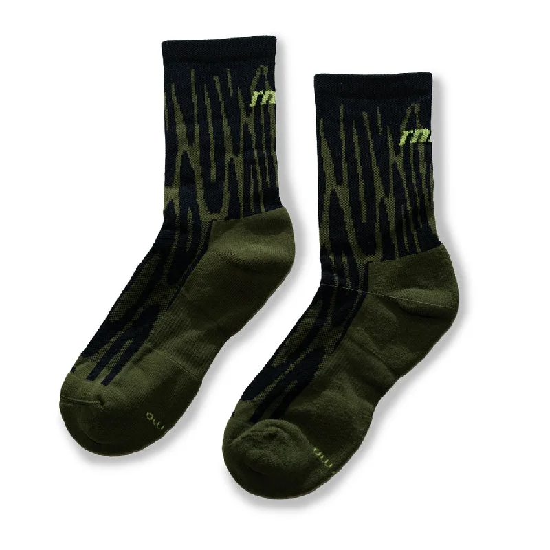 Breathable athletic crew socks for workouts-Rnnr  Marathon Sock - Drippy Cheetah Green